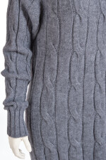 Kurzes Strickkleid mit Rollkragen Zopfmuster extralange Ärmel