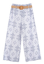 Weite Palazzohose mit Gürtel