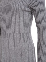 Kurzes Rippstrick-Kleid tailliert mit ausgestelltem Rockteil