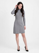 Kurzes Rippstrick-Kleid tailliert mit ausgestelltem Rockteil