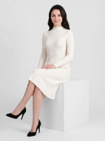 Midikleid Strickkleid tailliert mit ausgestelltem Rockteil