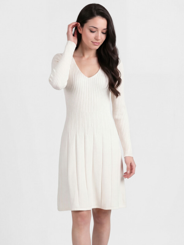 Kurzes Ripp-Strickkleid tailliert mit tiefem V-Ausschnitt