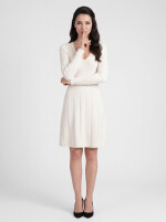 Kurzes Ripp-Strickkleid tailliert mit tiefem V-Ausschnitt