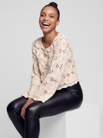 Romantischer Häkelpullover mit Blütenapplikationen