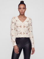 Kurze Häkeljacke mit Blütenapplikationen