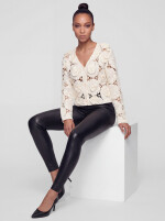 Kurze Häkeljacke mit Blütenapplikationen