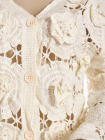 Kurze Häkeljacke mit Blütenapplikationen